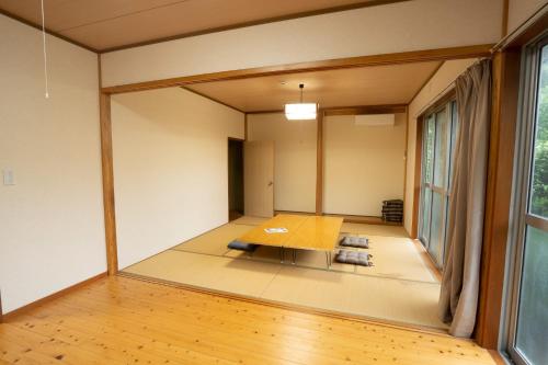 I,K,I HOUSE SAIDOFURE - Vacation STAY 14778v في إكي: غرفة مع طاولة في منتصف الغرفة