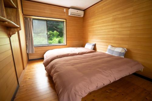 壱岐市にあるI,K,I HOUSE SAIDOFURE - Vacation STAY 14778vの窓付きの部屋にベッド付きのベッドルーム1室があります。