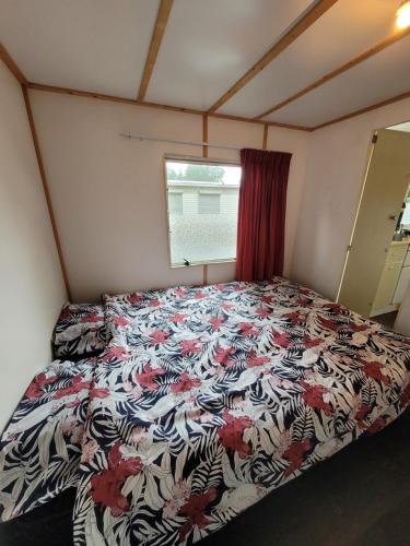 una camera con un grande letto di Eexter bosparel caravan 222 a Eext
