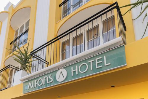 um sinal para um hotel Morris do lado de um edifício em Alfons Hotel em Ciutadella