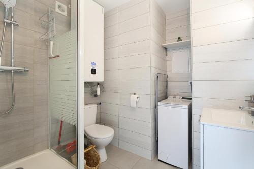 y baño con aseo, lavabo y ducha. en expat renting - Le Bohème Nature - Proche Airbus, en Colomiers