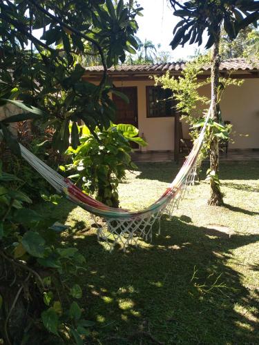 a hammock in the yard of a house at Armazém do Porto Chalé Jasmim in Morretes