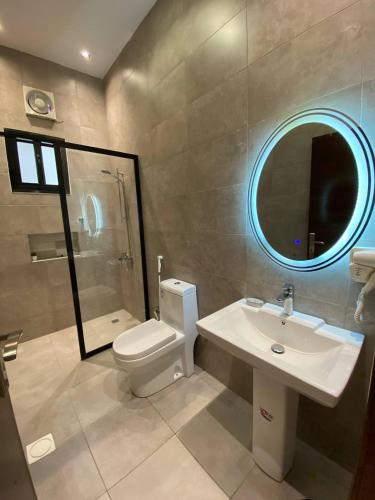 شاليهات ضوء في الطائف: حمام مع مرحاض ومغسلة ومرآة