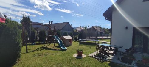 einen Hof mit einem Spielplatz mit Rutsche in der Unterkunft Farma u Irka in Rybarzowice