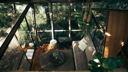 an overhead view of a room with a table and a window at Satori Zen Club in Itauguá