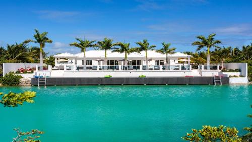 Der Swimmingpool an oder in der Nähe von New Luxury 8 Bedroom Sunset Bay Villa