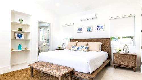 Postel nebo postele na pokoji v ubytování New Luxury 8 Bedroom Sunset Bay Villa