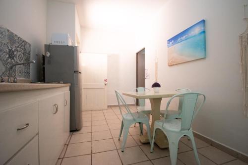 a kitchen with a table and chairs and a refrigerator at Isla Venados Renta Vacacional in Mazatlán