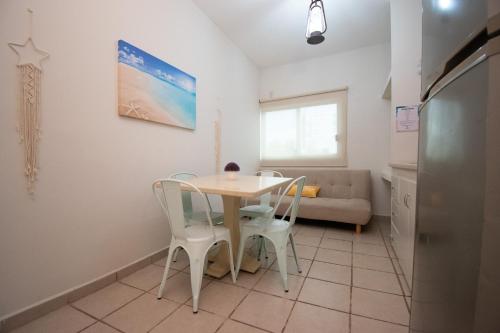 a small kitchen with a table and chairs and a couch at Isla Venados Renta Vacacional in Mazatlán