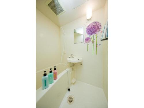 un bagno bianco con lavandino e vasca di cozy house - Vacation STAY 13159 a Kyoto