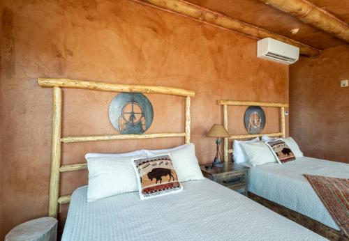 Łóżko lub łóżka w pokoju w obiekcie Zion White Bison Glamping & RV Resort - Tipis and Kivas