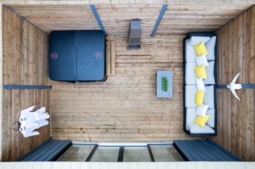 Pokój z dwoma łóżkami i telewizorem na ścianie w obiekcie Les Petits Chalets w mieście Val-des-Lacs