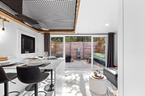 a kitchen and living room with a table and chairs at Les Petits Chalets in Val-des-Lacs