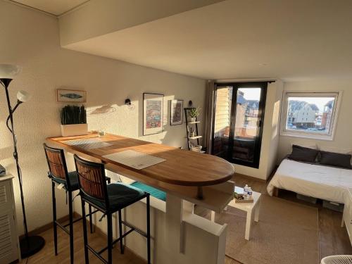 Кровать или кровати в номере Appartement La Marina Deauville