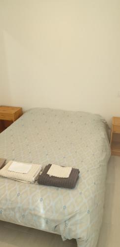 Una cama con dos toallas encima. en Loue joli T2,neuf, de 50m2, dans un cadre paisible, en Saint-Gervais-dʼAuvergne