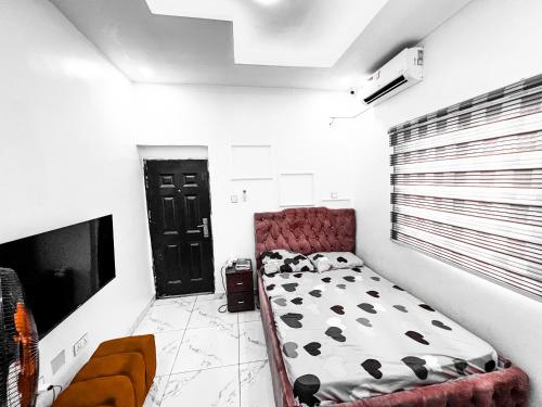Rúm í herbergi á New Luxury 3 bedroom Duplex with private gym and close to Ikeja Airport