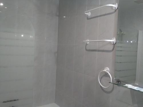 baño con ducha y puerta de cristal en Hostal Restaurante el Cazador, en Nuévalos