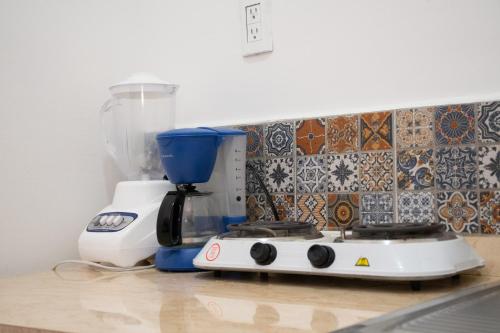 a blender sitting on top of a kitchen counter at Isla Venados Renta Vacacional in Mazatlán