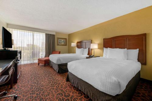 een hotelkamer met 2 bedden en een flatscreen-tv bij Best Western Plus North Miami-Bal Harbour in North Miami