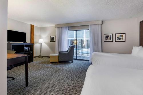 ein Hotelzimmer mit einem Bett und einem Schreibtisch in der Unterkunft Best Western Plus Como Park Hotel in Saint Paul