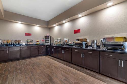 Η κουζίνα ή μικρή κουζίνα στο Best Western Plus Big Lake Inn