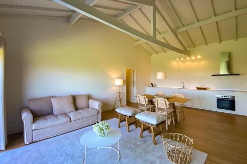 ein Wohnzimmer mit einem Sofa und einem Tisch in der Unterkunft The FarmHouse II - Uma quinta deslumbrante in Felgueiras