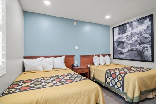 Кровать или кровати в номере Travelers Inn Medford I-5