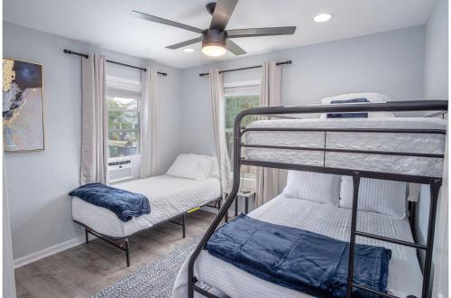 1 Schlafzimmer mit 2 Etagenbetten und einem Deckenventilator in der Unterkunft Cozy and Lovely 2BR 1BA Apt#B Near Lively Downtown in San Antonio