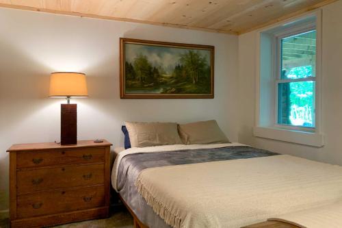 1 dormitorio con 1 cama y una foto en la pared en Peaceful Home with Deck Family and Pet Friendly! en Ringwood
