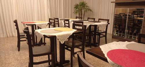 a group of tables and chairs in a restaurant at Splendore Hotel in Conceição do Mato Dentro