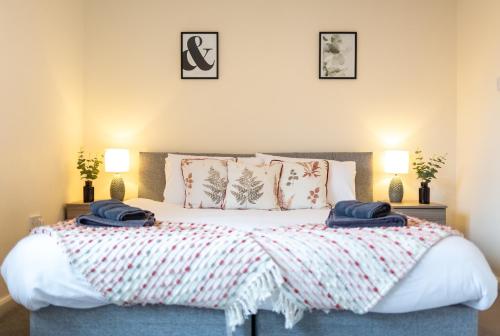 um quarto com uma cama com duas toalhas em Adrian House, near Hospital, easy parking + garden em Carlisle