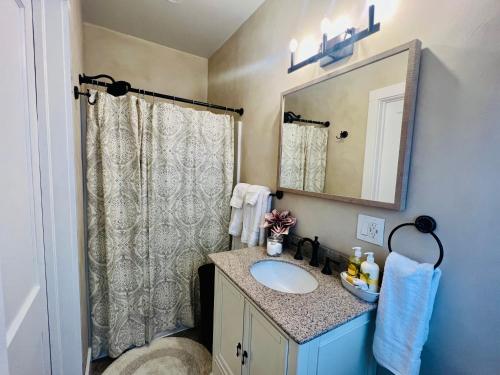een badkamer met een wastafel en een spiegel bij The Reminisce vacation home 5br/3bt,downtown BH in Bar Harbor