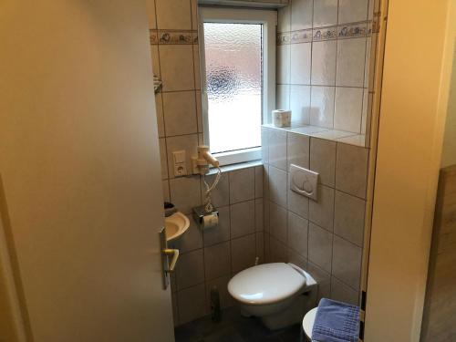 een kleine badkamer met een toilet en een wastafel bij Ferienhaus Fehlhaber in Borkum