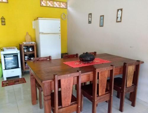 eine Küche mit einem Holztisch mit Stühlen und einem Kühlschrank in der Unterkunft Casa Matilde in Matilde