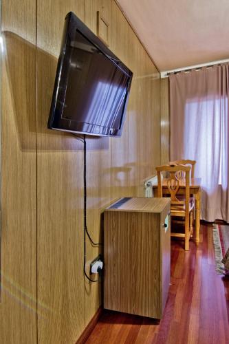 Televisyen dan/atau pusat hiburan di Hotel Doña Blanca