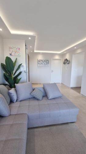 - un grand canapé dans le salon dans l'établissement LUXURY APPARTEMENT Vue MER PANORAMIQUE, à Antibes