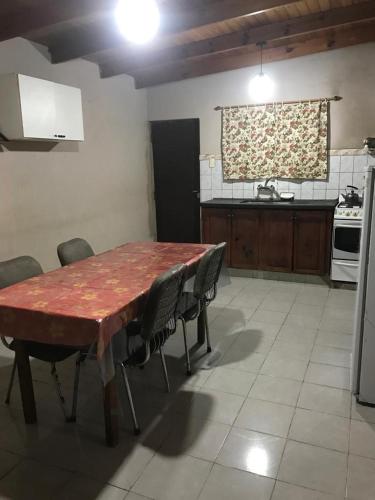 Una cocina con una mesa y sillas de madera en una habitación. en Departamentos Sarmiento, en San Luis