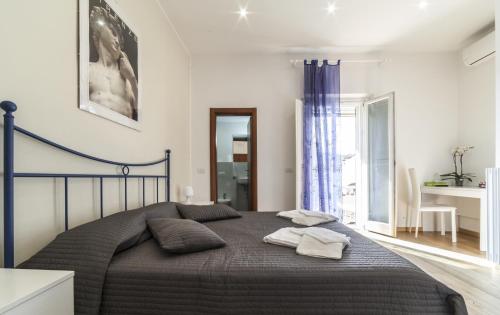 een slaapkamer met een bed met 2 kussens erop bij Le Ghiacciaie in Florence