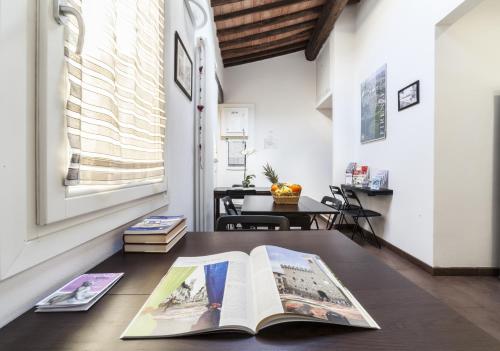 un libro abierto sobre una mesa en una habitación en Le Ghiacciaie, en Florencia