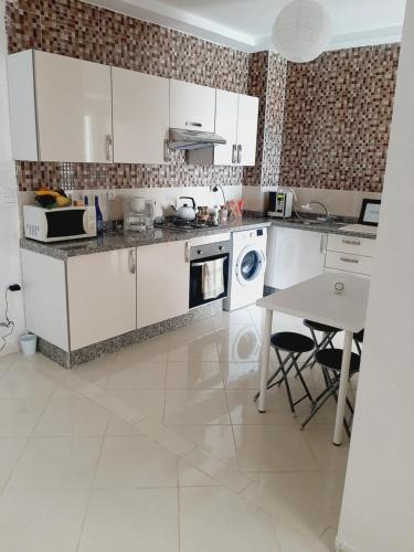 Dapur atau dapur kecil di Appart Confort - 6 pers - Piscine - Plage- El Mansouria
