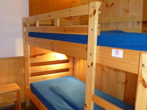 a bunk bed in a cabin with a blue bed at Studio Plagne Aime 2000, 1 pièce, 4 personnes - FR-1-181-2591 in Aime La Plagne