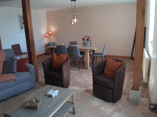 un salon avec un canapé, des chaises et une table dans l'établissement Gîte cosy près d'Orléans avec jardin, parking, et équipements complets - FR-1-590-252, à Saint-Hilaire-Saint-Mesmin