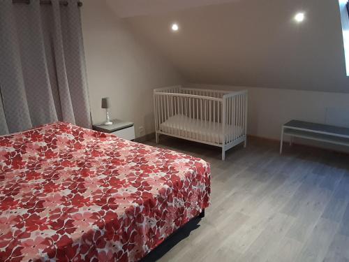 Posteľ alebo postele v izbe v ubytovaní Gîte cosy près d'Orléans avec jardin, parking, et équipements complets - FR-1-590-252