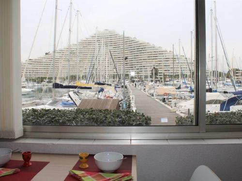 une vue d'une fenêtre d'une marina avec un grand bâtiment dans l'établissement Studio Coquet 150m Plage, Villeneuve-Loubet - FR-1-252A-86, à Villeneuve-Loubet
