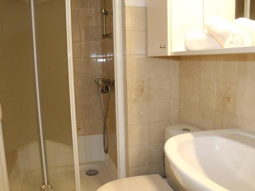 une salle de bain avec une douche, des toilettes et un lavabo dans l'établissement Studio Coquet 150m Plage, Villeneuve-Loubet - FR-1-252A-86, à Villeneuve-Loubet