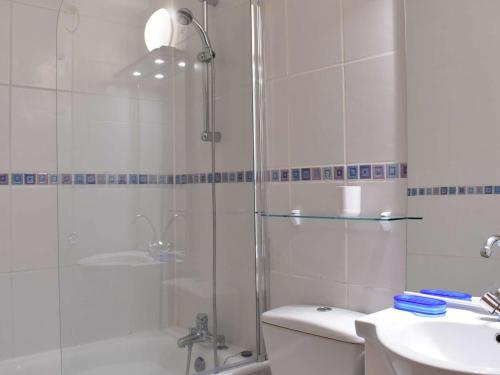 une salle de bain avec une douche, des toilettes et un lavabo dans l'établissement Appartement Cozy pour 6 à Méribel, 2 Chambres, Parking, Proche Télésiège - FR-1-180-573, à Les Allues