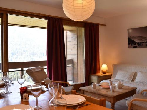 un salon avec une table et un canapé dans l'établissement Appartement Cozy pour 6 à Méribel, 2 Chambres, Parking, Proche Télésiège - FR-1-180-573, à Les Allues