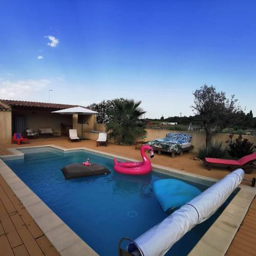 - une piscine avec un cygne rose dans l'arrière-cour dans l'établissement Aux portes de la Camargue entre Nîmes et Arles, à Bellegarde