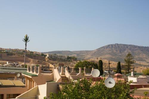 vistas a una ciudad con montañas en el fondo en Dar Lalamoune, en Fez