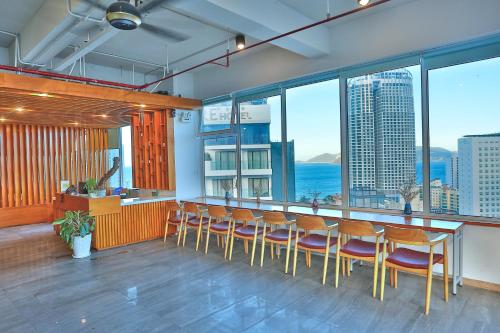 eine Bar mit Stühlen und Meerblick in der Unterkunft Le's Cham Hotel in Nha Trang